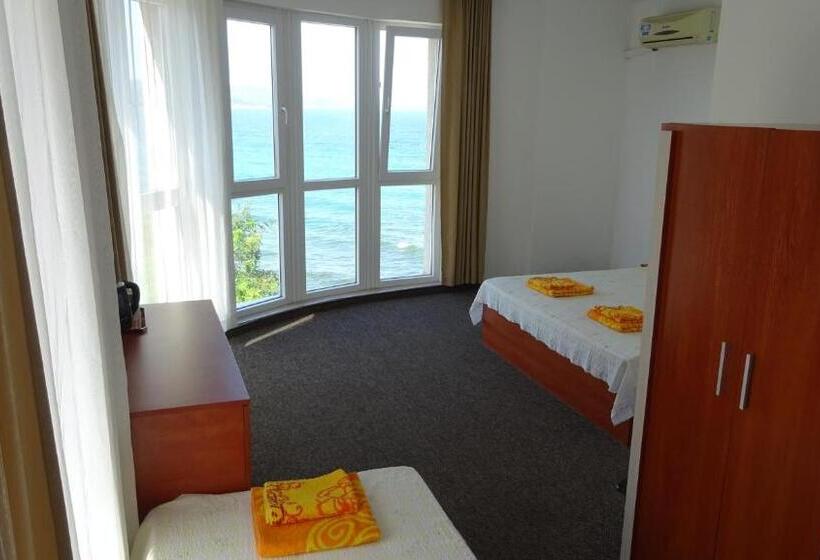 اتاق سه نفره سوپریور با چشم‌انداز دریا, Dobrevi Guest House