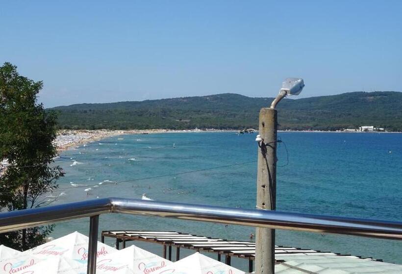 اتاق سه نفره سوپریور با چشم‌انداز دریا, Dobrevi Guest House