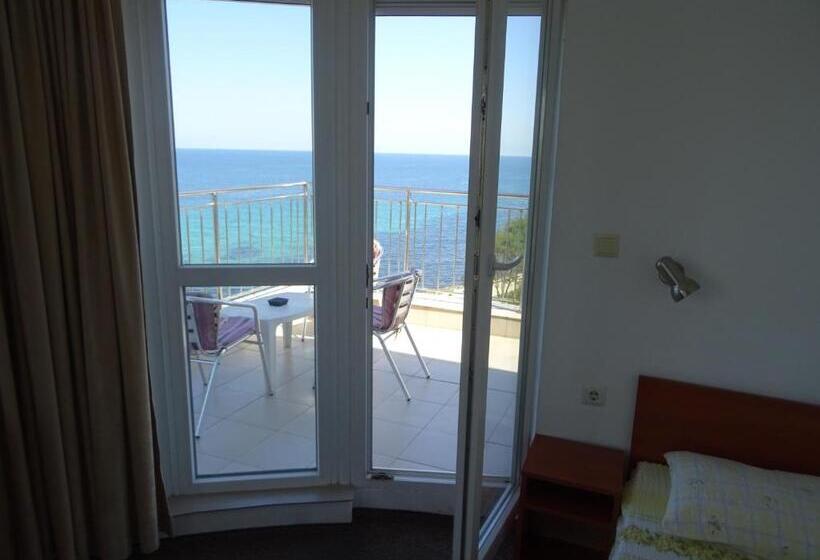 اتاق استاندارد سه نفره, Dobrevi Guest House