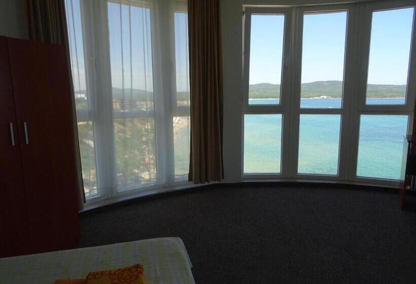 اتاق استاندارد سه نفره, Dobrevi Guest House