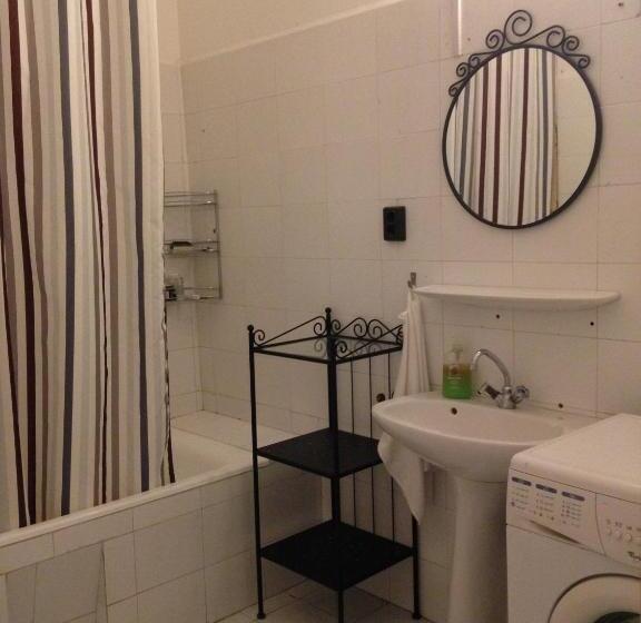 浴室共有スタンダード４人用ルーム, Wesselényi Rooms Near Gozsdu Udvar