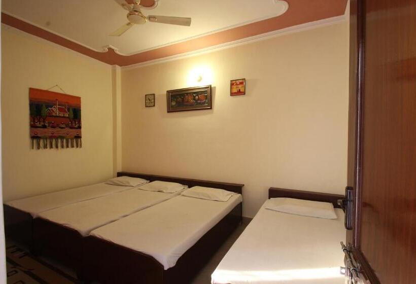 Семейный Номер Совместный Санузел, Friends Guest House & Hostel  Near Taj Mahal