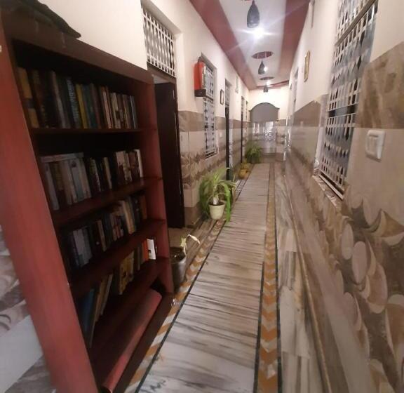 Номер Стандарт Трехместный, Friends Guest House & Hostel  Near Taj Mahal