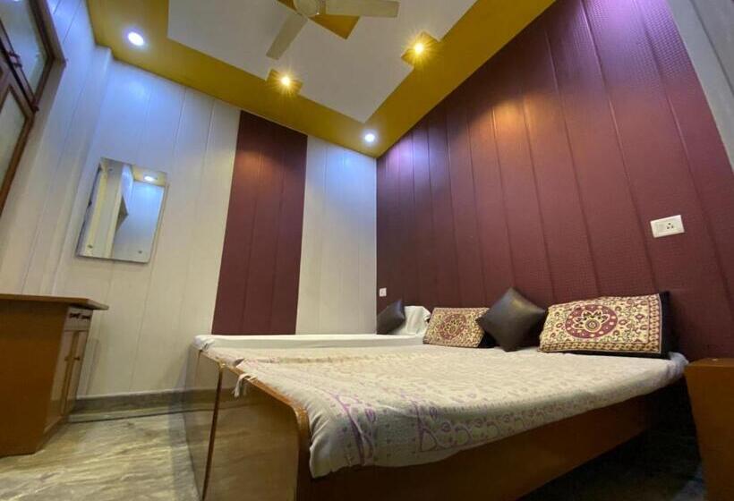 Номер Стандарт Трехместный, Friends Guest House & Hostel  Near Taj Mahal