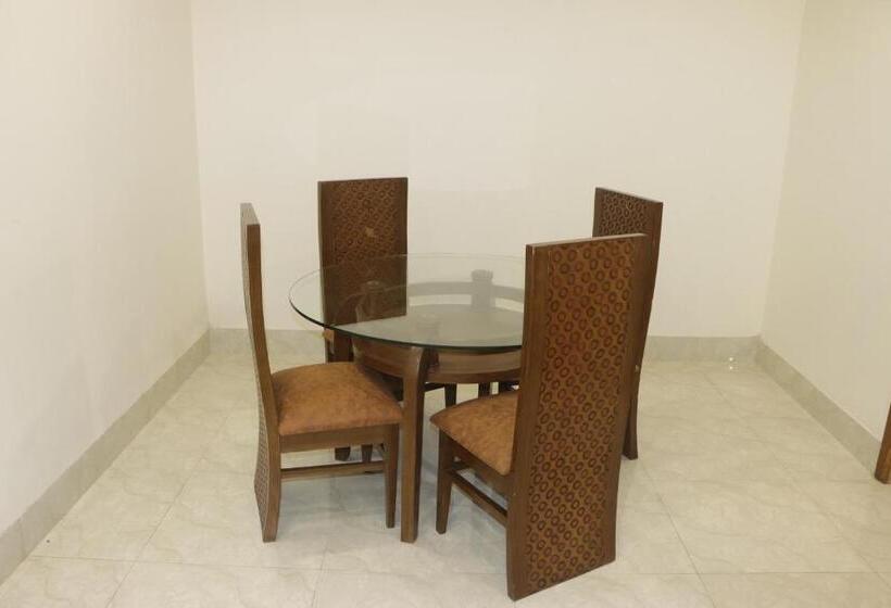 سوییت با چشم‌انداز استخر, The Rajgir Residency