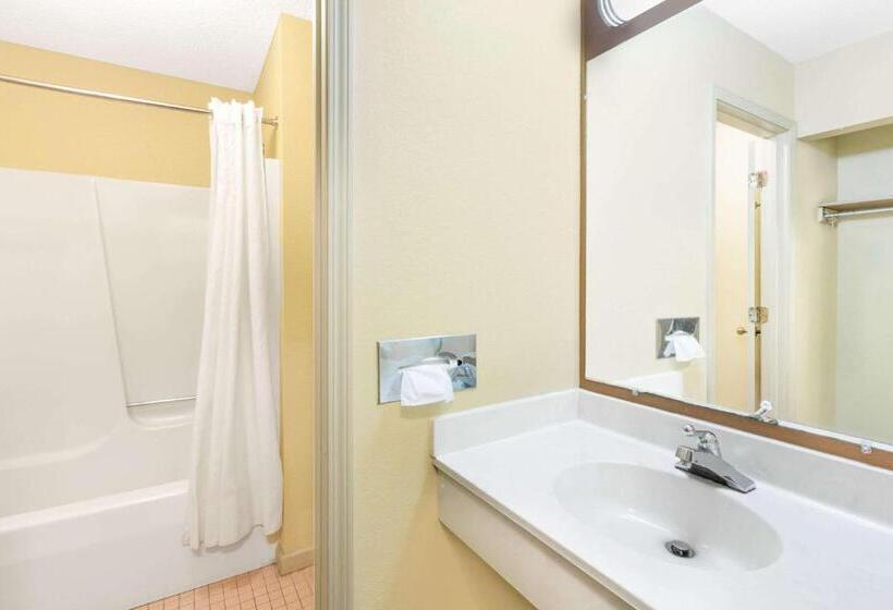 Люкс, Days Inn & Suites By Wyndham Kalamazoo