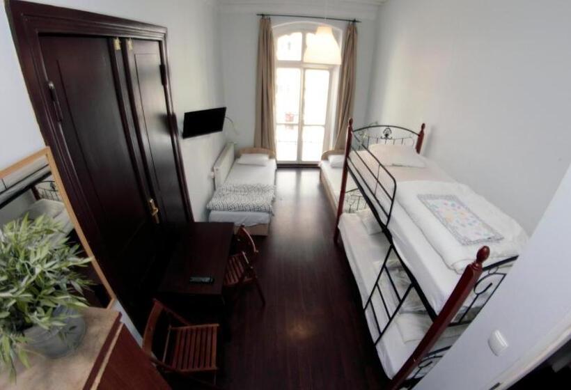 اتاق استاندارد چهار تخته, Pit Stop Hostel