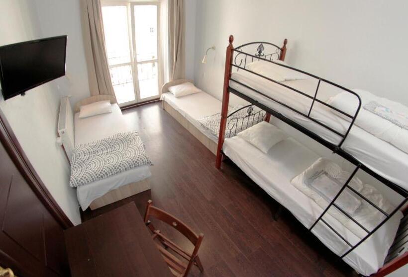 اتاق استاندارد چهار تخته, Pit Stop Hostel