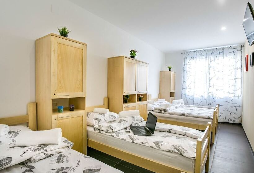 4인용 스탠다드 룸, Hostel Moving