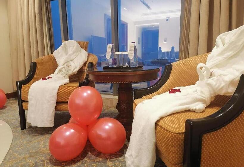 Люкс Deluxe Кровать Кинг, Crown Tower