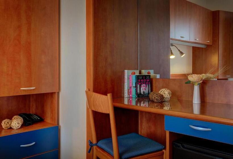 Standard Room, Frank