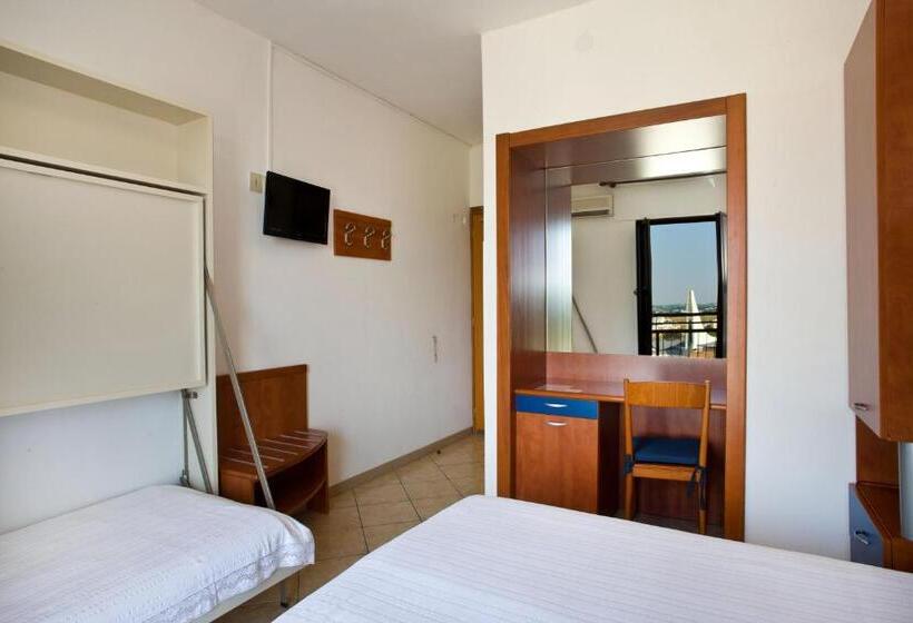 Standard Triple Room, Frank