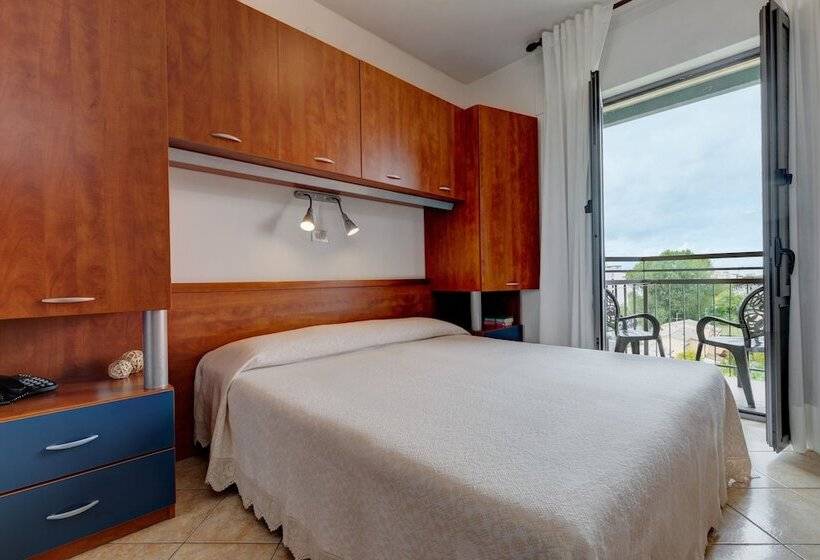 Standard Triple Room, Frank