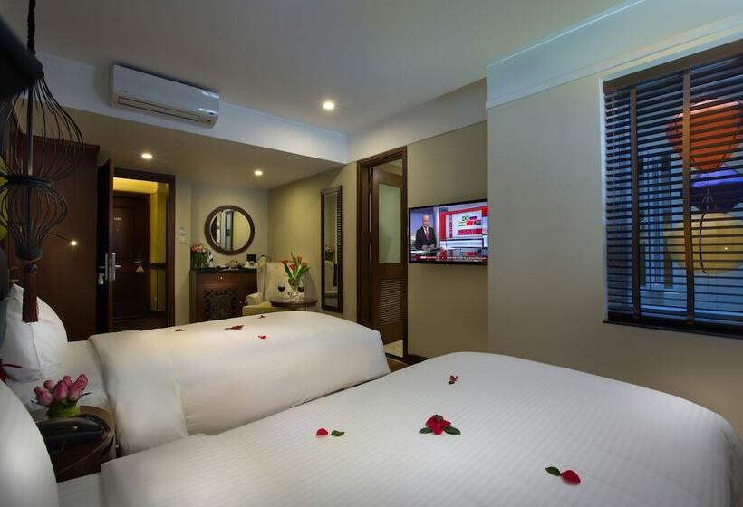 اتاق خانوادگی تودرتو, La Siesta Classic Ma May