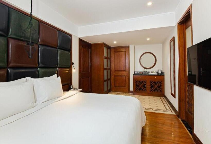 اتاق خانوادگی تودرتو, La Siesta Classic Ma May