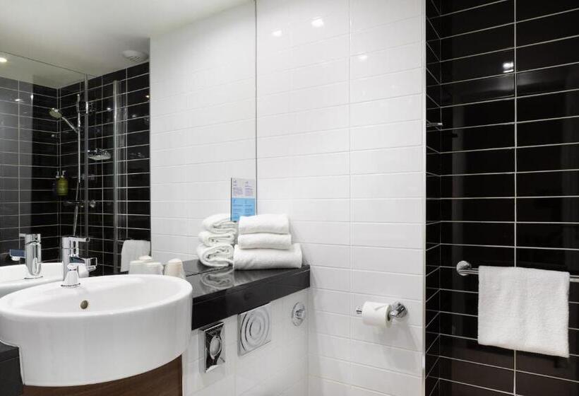 اتاق استاندارد با تخت بزرگ, Holiday Inn Express   Marseille Airport, An Ihg