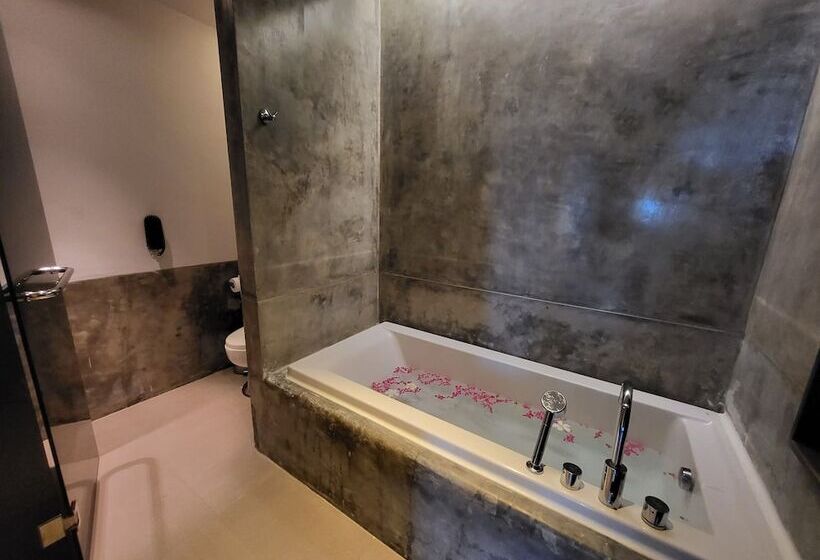 اتاق لوکس با چشم‌انداز دریا, The Yama Hotel Phuket