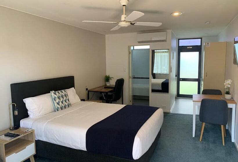 استودیو اجرایی, Academy Motor Inn
