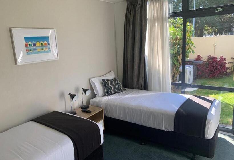 سوییت سوپریور, Academy Motor Inn