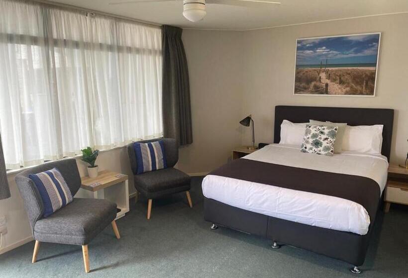 سوییت سوپریور, Academy Motor Inn