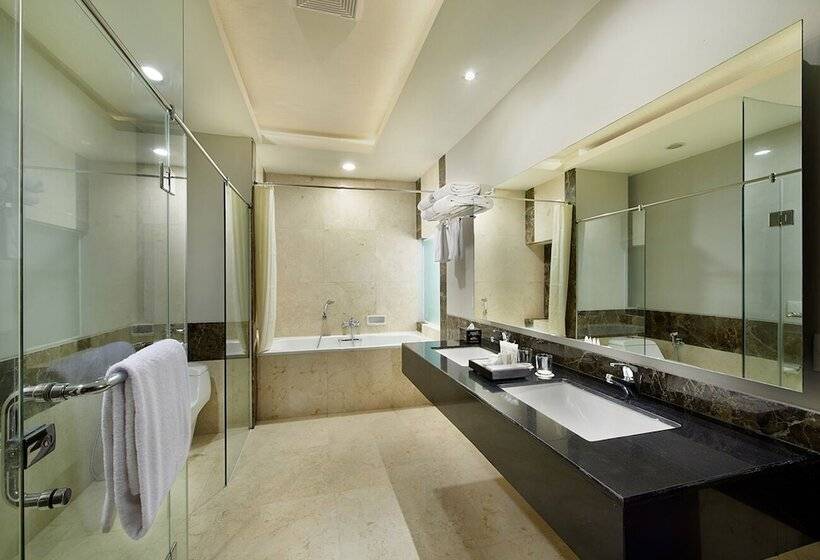 جناح جونيور, Grand Cakra Hotel Malang