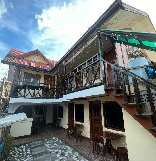 اتاق خانوادگی, Lola Flor S Guest House