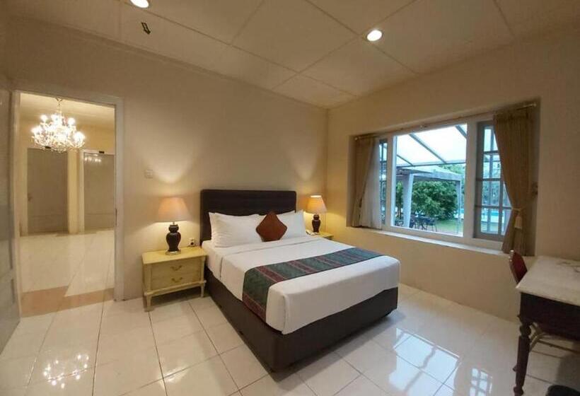 اتاق استاندارد با تخت بزرگ, Indah Palace Tawangmangu