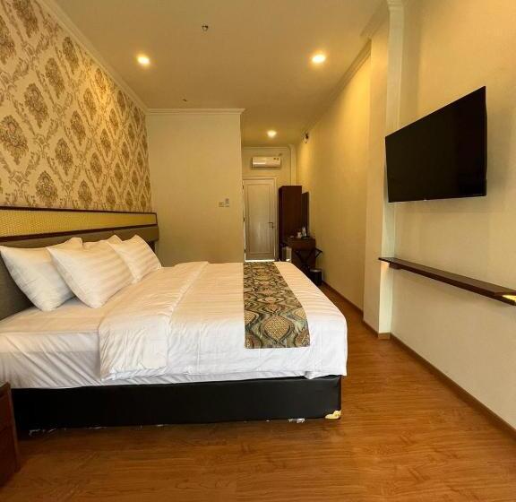 اتاق لوکس با تخت بزرگ, Indah Palace Tawangmangu