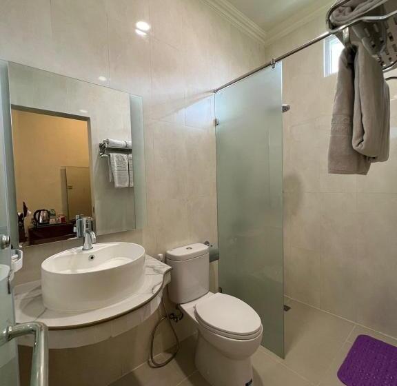 اتاق لوکس با تخت بزرگ, Indah Palace Tawangmangu
