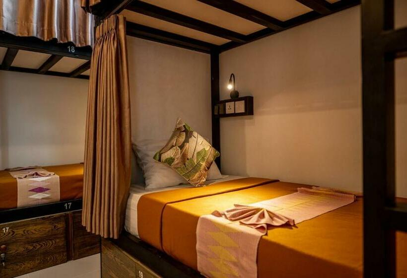 سرير فى غرفة مشتركه, The Moon Hostel