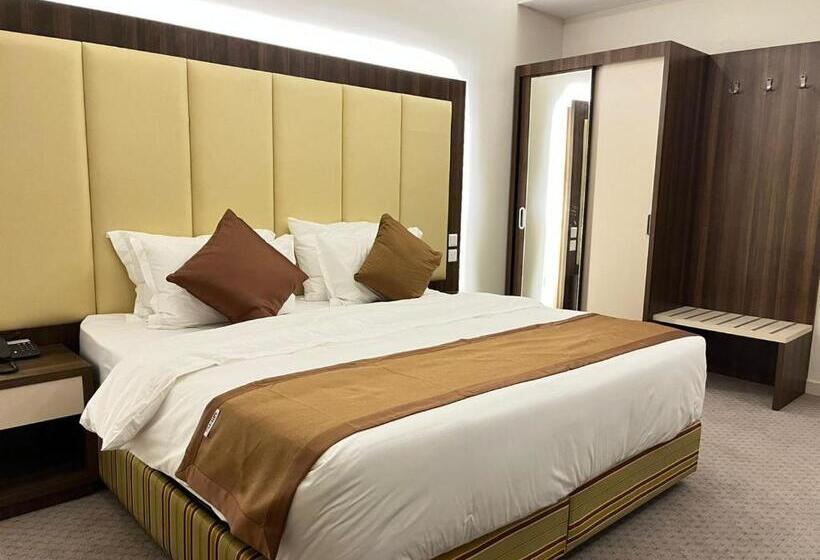 سوییت سوپریور, فندق النزيل الذهبي   Golden Guest