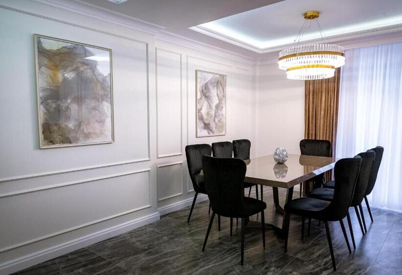 سوییت لوکس, Casa Viilor