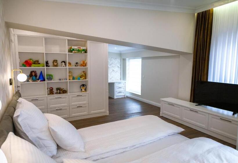 اتاق لوکس, Casa Viilor