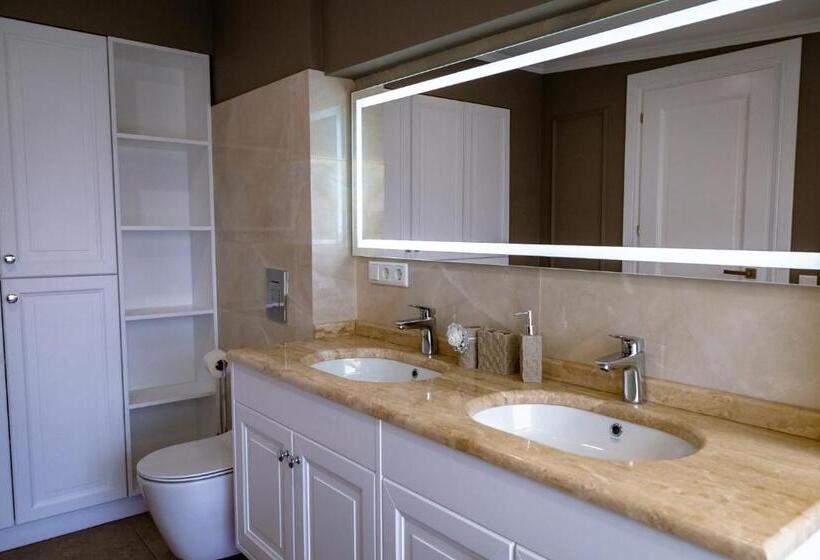 سوییت لوکس, Casa Viilor