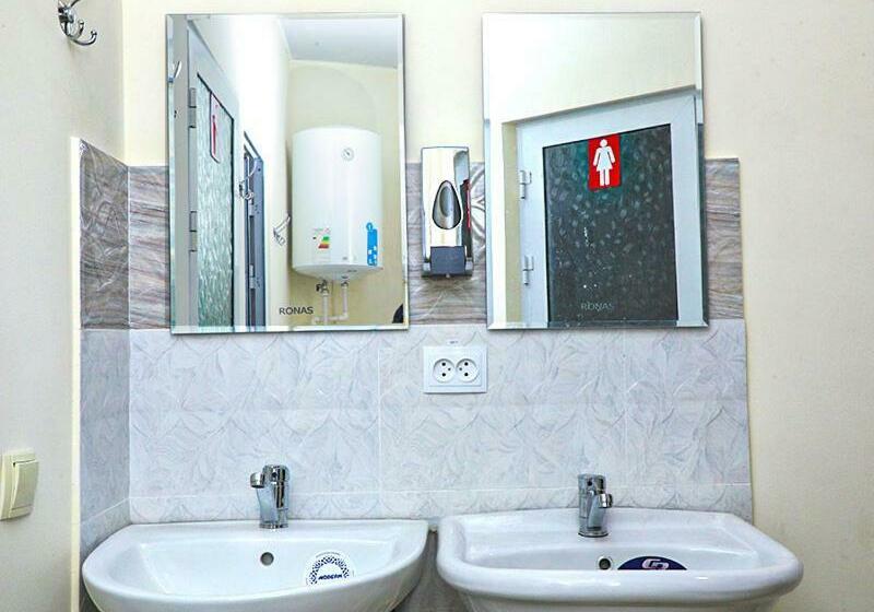 اتاق استاندارد چهارنفره با سرویس بهداشتی مشترک, House De Moon