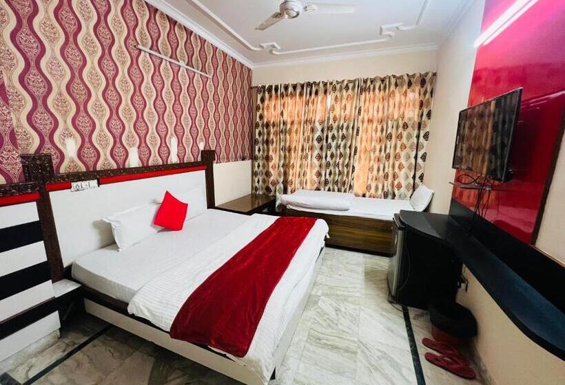 Economy Triple Room, The Kings Residency