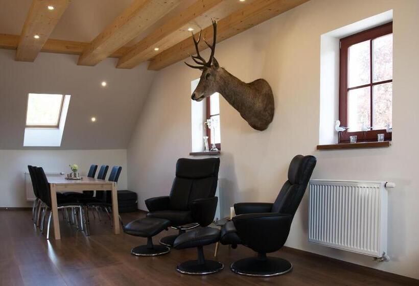Family Suite, Hubert
