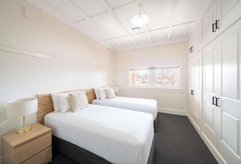 Дом 3 Спальни, Heritage Inn Bathurst