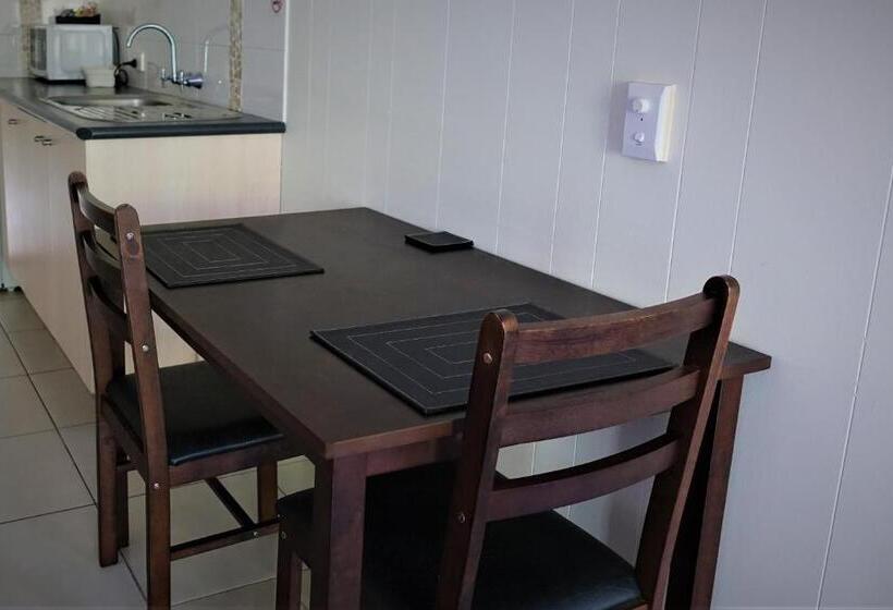 스탠다드 스튜디오, Pacific Palms Motor Inn