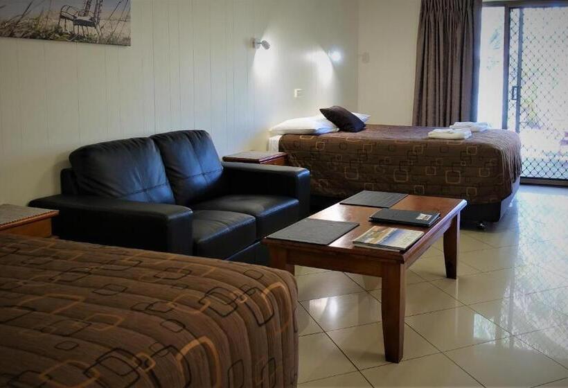 패밀리 스튜디오, Pacific Palms Motor Inn