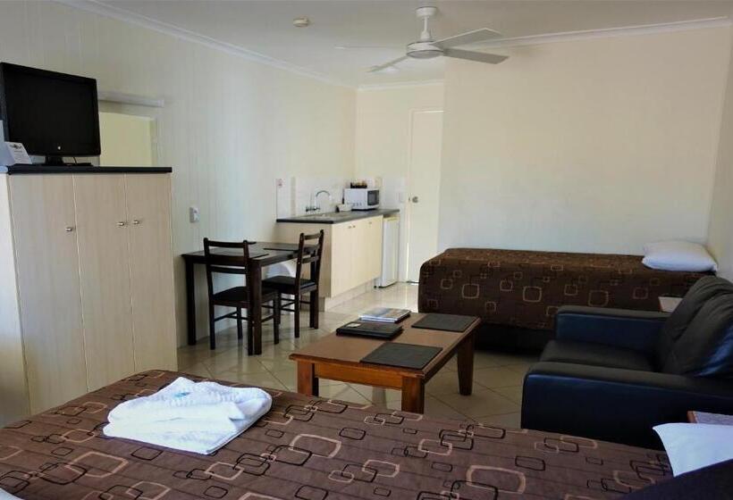스탠다드 스튜디오, Pacific Palms Motor Inn