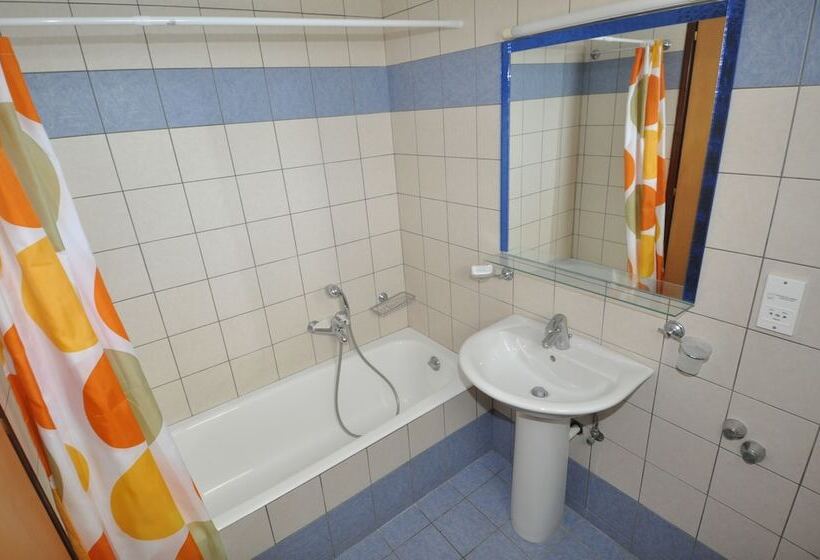 استودیوی استاندارد, Pennystella Apartments