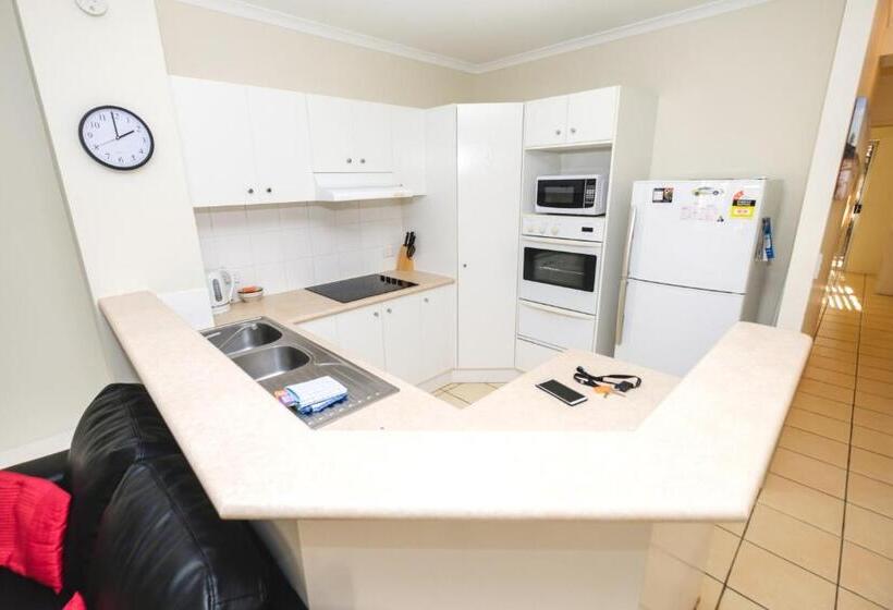 2침실 아파트 정원 전망, Sanctuary Lake Apartments