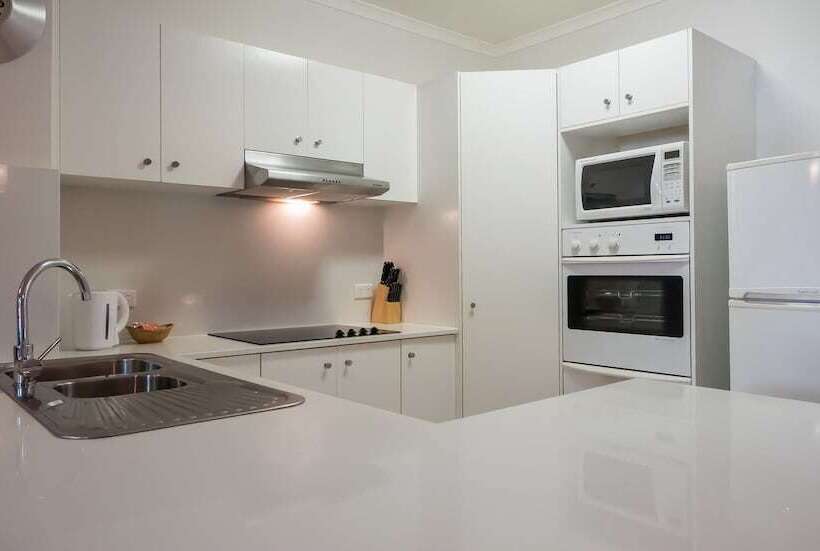 2침실 아파트 정원 전망, Sanctuary Lake Apartments