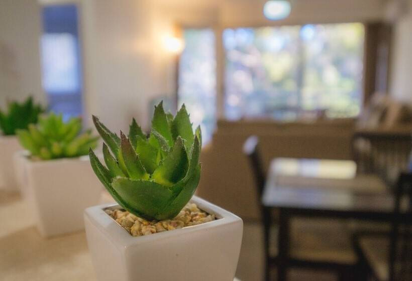 2침실 아파트 정원 전망, Sanctuary Lake Apartments