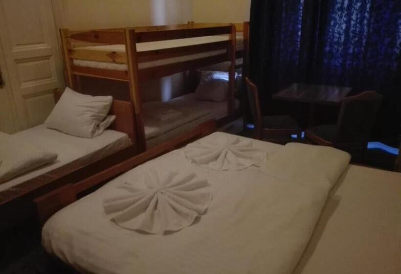 Camera Quadrupla Standard, Praha Club Bed & Breakfast