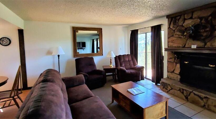 דירת שלושה חדרים, High Sierra Condominiums