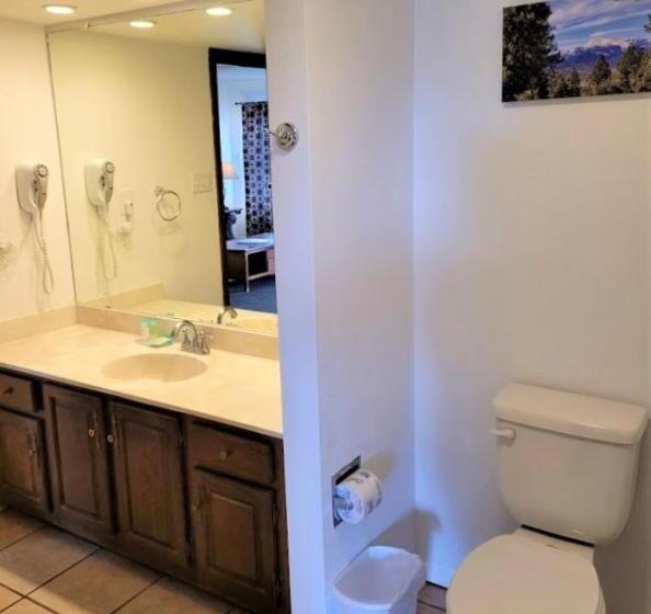 דירת שלושה חדרים, High Sierra Condominiums