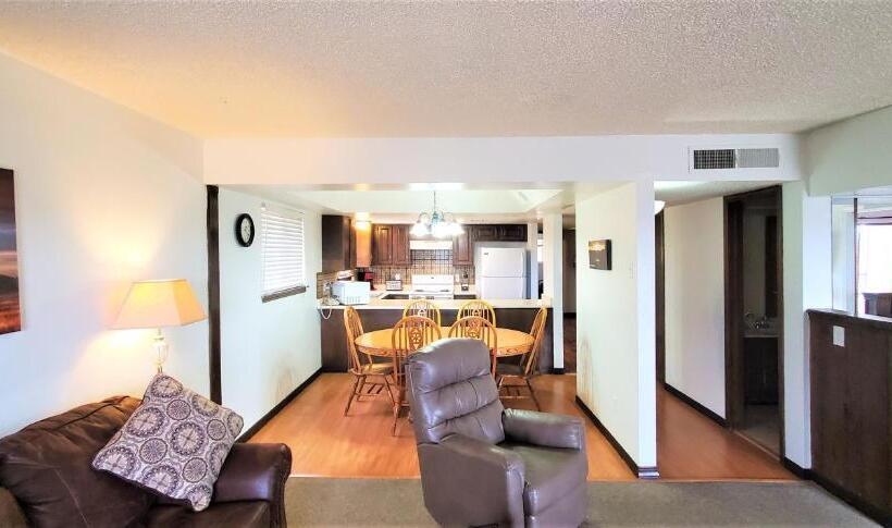 דירת שלושה חדרים, High Sierra Condominiums