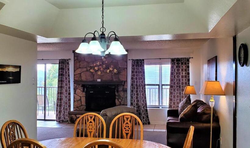 דירת שלושה חדרים, High Sierra Condominiums